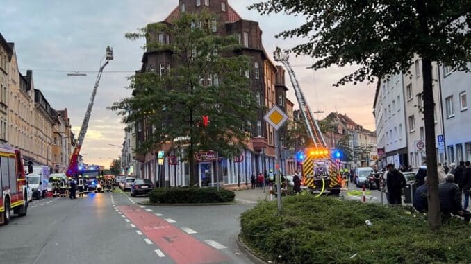 FW-GE: Brand in der Altstadt - Lüftungsanlage eines Grillimbiss geht in Flammen auf