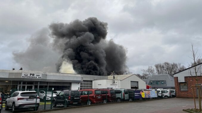 FW-GE: Brennt Lagerhalle an der Engelbertstraße - Großbrand in Resse fordert die Feuerwehr Gelsenkirchen