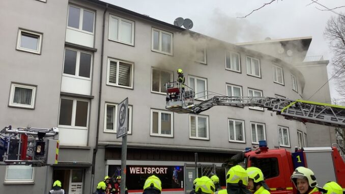 FW-GE: Einsatz in der Altstadt - Feuerwehr Gelsenkirchen löscht Brand im Schlafzimmer.
