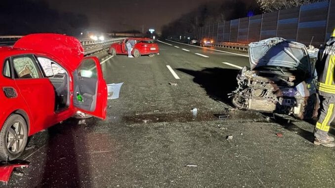 FW-GE: Einsatzkräfte der Feuerwehr Gelsenkirchen erleben unruhigen Start in den 3. Advent / Nächtlicher Verkehrsunfall auf der A 42 sowie drei Brandeinsätze halten die Einsatzkräfte in Atem