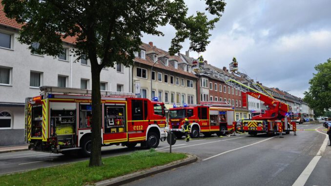 FW-GE: Küchenbrand in Gelsenkirchen Hassel - Mehrere Personen über Drehleitern gerettet