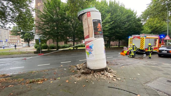 FW-GE: Litfaßsäule gerät nach Verkehrsunfall in Schieflage in Bulmke-Hüllen /Feuerwehr Gelsenkirchen leistet Amtshilfe für die Polizei