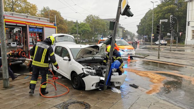 FW-GE: Pkw kollidiert mit Ampelmast / Verkehrsunfall in Buer-Mitte fordert eine verletzte Person