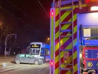 FW-GE: Pkw kollidiert mit Straßenbahn / Feuerwehr befreit Fahrzeuginsassen aus verunfalltem Pkw