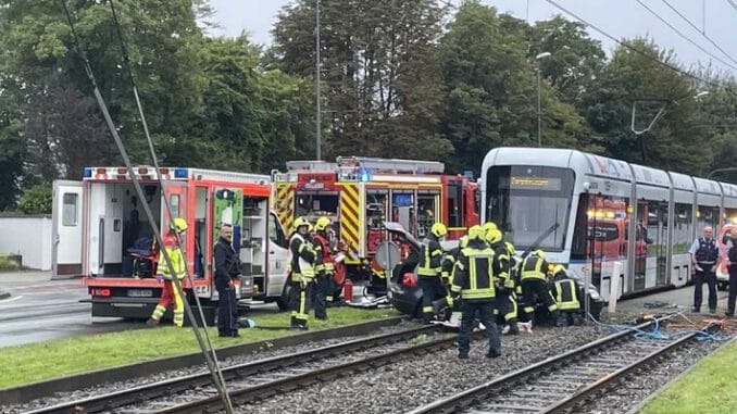FW-GE: Pkw kollidiert mit Straßenbahn / Zwei eingeklemmte Pkw-Insassen nach Zusammenstoß mit Straßenbahn