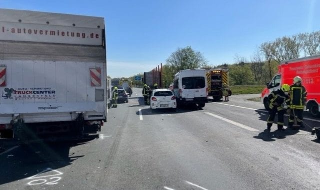 FW-GE: Schwerer Verkehrsunfall auf der A 42 und ein Wohnungsbrand in der Gelsenkirchener Innenstadt - Unruhiger Vormittag für die Einsatzkräfte der Feuerwehr Gelsenkirchen