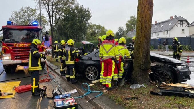 FW-GE: Schwerer Verkehrsunfall mit einem beteiligten Pkw am Sonntagabend auf der Willy-Brandt-Allee. Eine schwerverletzte eingeklemmte Person.