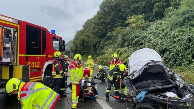 FW-GE: Schwerer Verkehrsunfall mit zwei beteiligten Pkw am Sonntagmittag auf der A 2 in Fahrtrichtung Oberhausen. Zwei verletzte Personen, davon eine schwer und eingeklemmt.