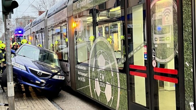 FW-GE: Verkehrsunfall PKW und Straßenbahn mit drei Verletzten in Gelsenkirchen Erle