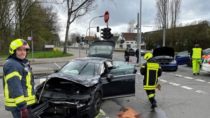 FW-GE: Verkehrsunfall fordert 5 verletzte Personen