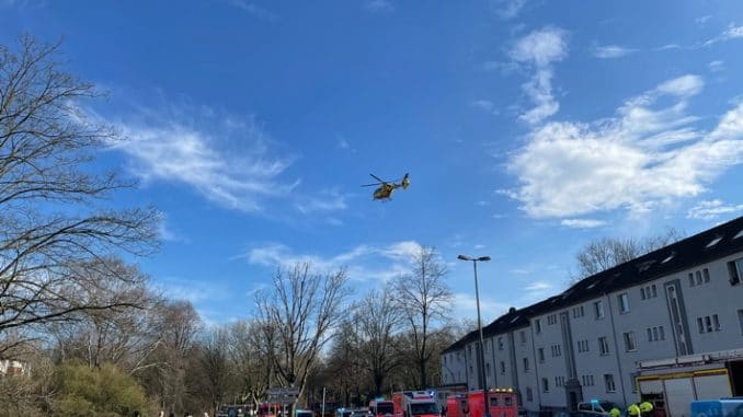 FW-GE: Verpuffung in Mehrfamilienhaus in Gelsenkirchen Scholven - eine schwerverletzte Frau muss mit Rettungshubschrauber in Bochumer Spezialklinik geflogen werden.