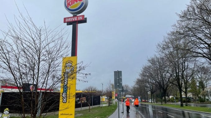 FW-GE: Werbemast gerät in Schwanken / Sturmtief &quot;Nasim&quot; löst Werbemast aus der Verankerung