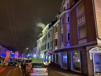 FW-GE: kritischer Dachstuhlbrand in Gelsenkirchen-Beckhausen