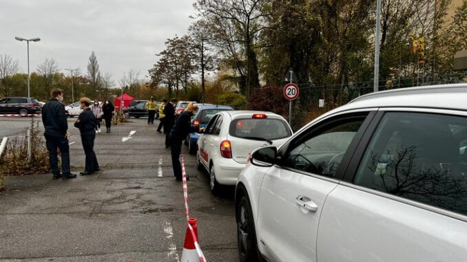 FW-GL: 1.124 Impfdosen in sieben Stunden - Resümee zum ersten öffentlichen Impf-Drive-In der Feuerwehr Bergisch Gladbach