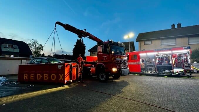 FW-GL: Brand eines Hybrid-PKW im Stadtteil Moitzfeld sorgt für aufwändigen Einsatz