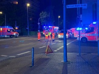 FW-GL: Brand in Wohn- und Pflegekomplex im Stadtteil Refrath von Bergisch Gladbach