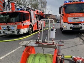 FW-GL: Brand in einem Gewerbebetrieb im Stadtteil Gronau von Bergisch Gladbach