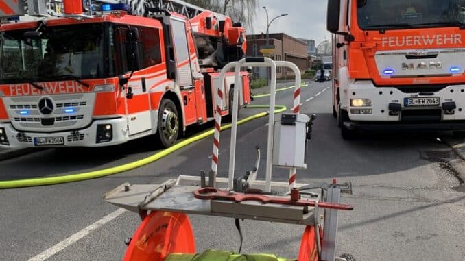FW-GL: Brand in einem Gewerbebetrieb im Stadtteil Gronau von Bergisch Gladbach
