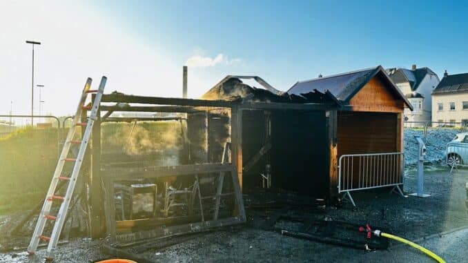 FW-GL: Corona-Teststation am S-Bahnhof in der Stadtmitte von Bergisch Gladbach brennt nieder