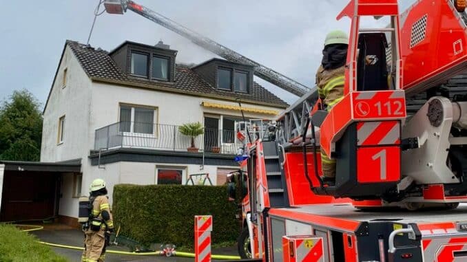 FW-GL: Dachstuhlbrand nach Blitzeinschlag im Stadtteil Kaule von Bergisch Gladbach