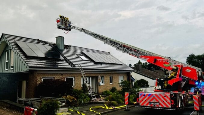 FW-GL: Dachstuhlbrand nach Blitzeinschlag in Einfamilienhaus im Stadtteil Schildgen von Bergisch Gladbach