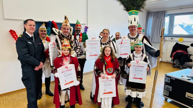 FW-GL: Dreimol "Gläbbisch Alaaf" op de Füürwaach - Bergisch Gladbacher Dreigestirne zu Gast bei der Feuerwehr