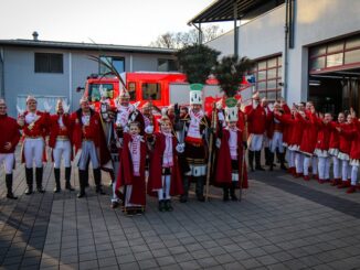 FW-GL: Dreimol &quot;Gläbbisch Alaaf&quot; op de Füürwaach Bergisch Gladbacher Dreigestirne zu Gast bei der Feuerwehr