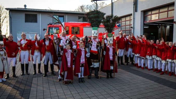FW-GL: Dreimol &quot;Gläbbisch Alaaf&quot; op de Füürwaach Bergisch Gladbacher Dreigestirne zu Gast bei der Feuerwehr