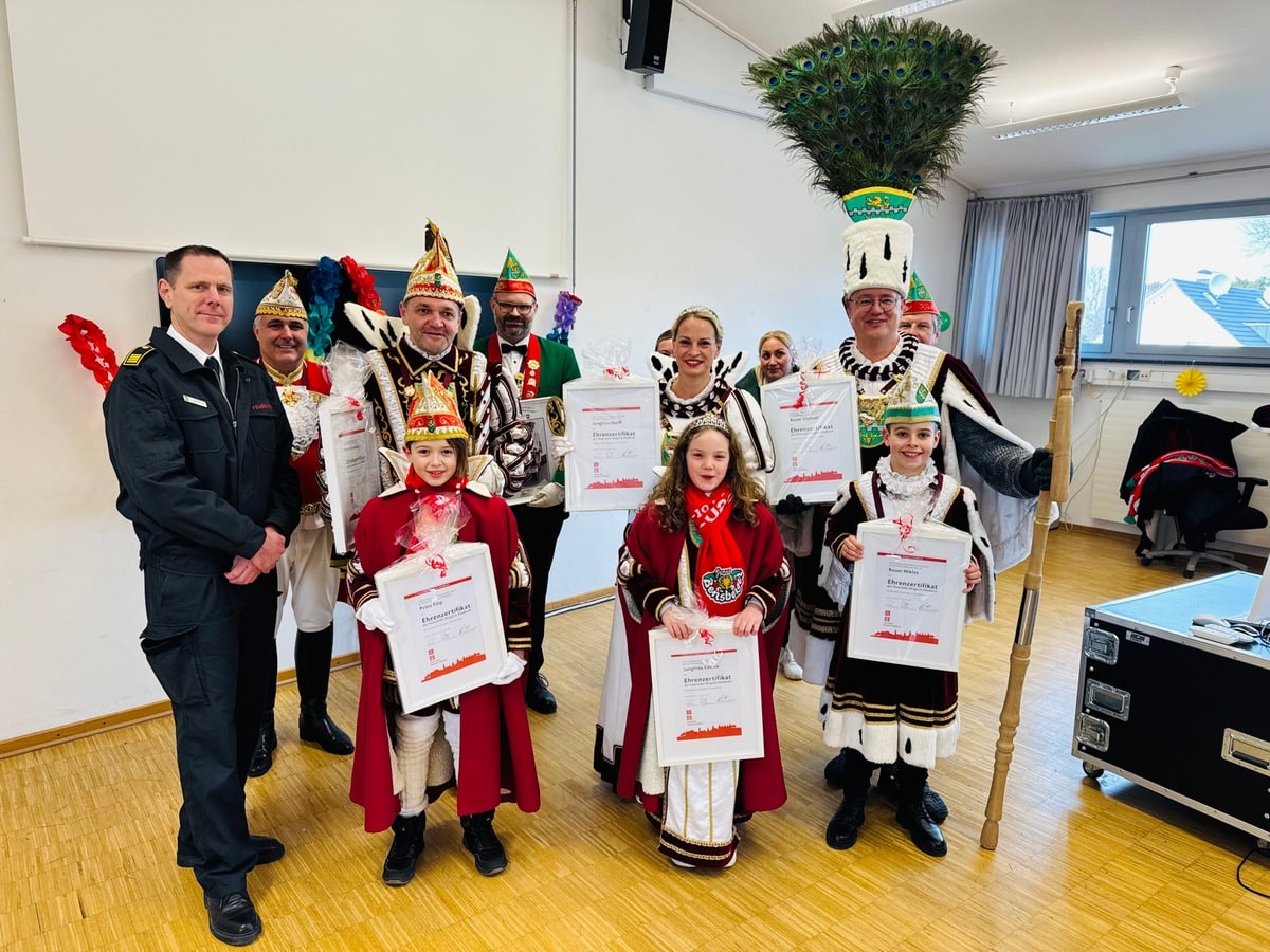 FW-GL: Dreimol "Gläbbisch Alaaf" op de Füürwaach - Bergisch Gladbacher Dreigestirne zu Gast bei der Feuerwehr