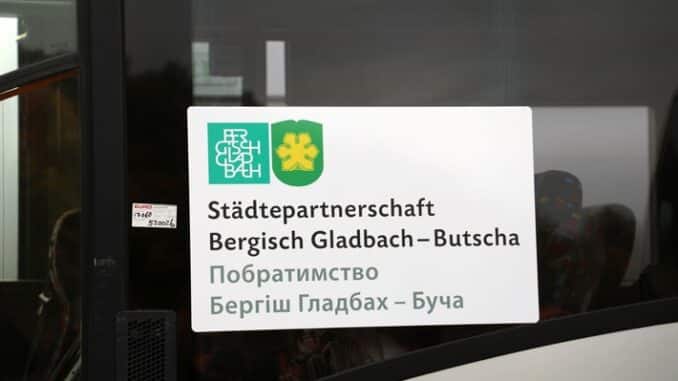 FW-GL: Dritte Hilfsaktion für Partnerstadt Butscha - Zehn Busse im Konvoi in die Ukraine überführt