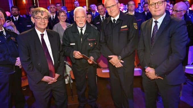 FW-GL: Ehrungen für bis zu 70 Jahre Mitgliedschaft in der Feuerwehr Bergisch Gladbach - Städtische Ehrennadel in Gold für Brandoberinspektor Ralf Martini