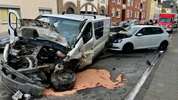 FW-GL: Ein Todesopfer und vier Verletzte bei Verkehrsunfall in der Stadtmitte von Bergisch Gladbach