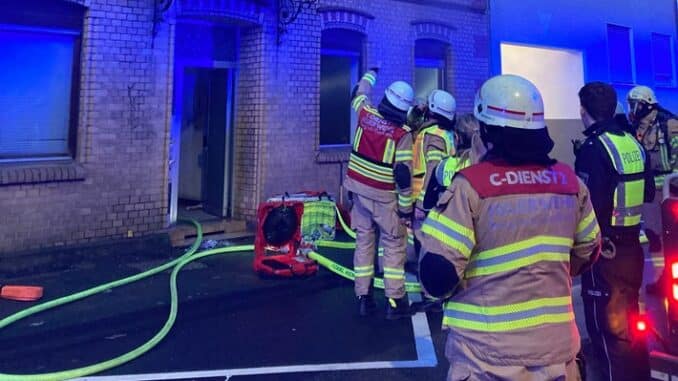 FW-GL: Eine Person bei Wohnungsbrand in der Stadtmitte von Bergisch Gladbach gerettet