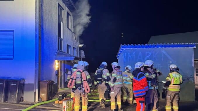 FW-GL: Eine Verletzte nach Zimmerbrand in Mehrfamilienhaus im Stadtteil Herkenrath