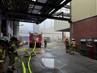 FW-GL: Feuer auf ehemaligem Zanders-Gelände sorgt für Großeinsatz der Feuerwehr Bergisch Gladbach