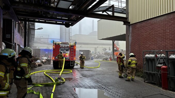 FW-GL: Feuer auf ehemaligem Zanders-Gelände sorgt für Großeinsatz der Feuerwehr Bergisch Gladbach