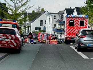 FW-GL: Feuer zerstört Wohnung in Mehrfamilienhaus im Stadtteil Moitzfeld von Bergisch Gladbach