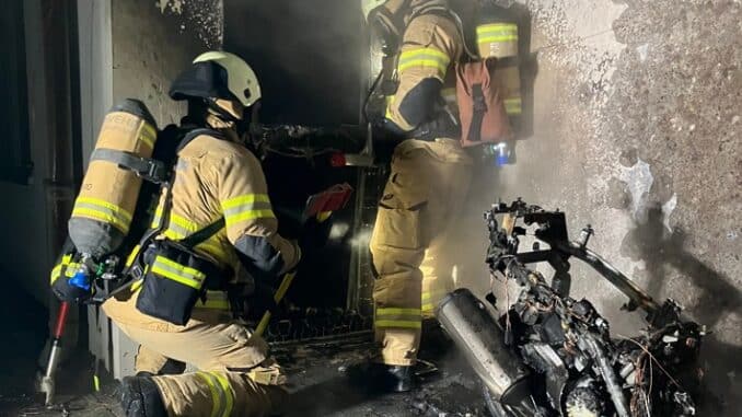 FW-GL: Feuerwehr Bergisch Gladbach verhindert Wohnhausbrand im Stadtteil Herkenrath