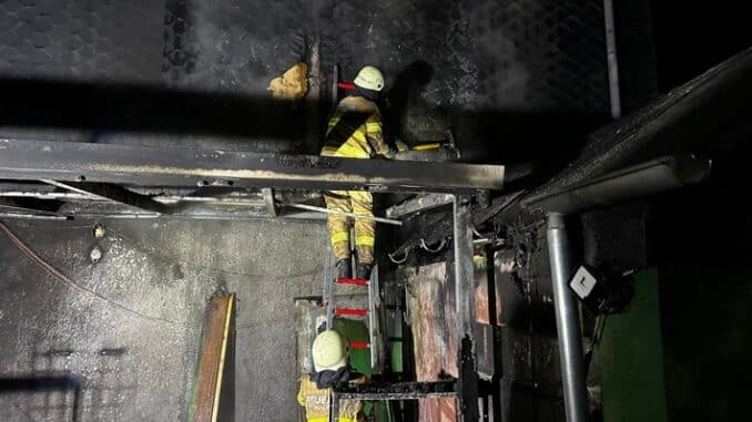 FW-GL: Feuerwehr verhindert Dachstuhlbrand im Stadtteil Schildgen von Bergisch Gladbach - THW unterstützt