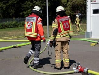 FW-GL: Gemeinsame Einsatzübung des Löschzuges Paffrath/Hand und der Einsatzeinheiten 02+03 des Deutschen Roten Kreuzes