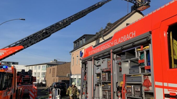 FW-GL: Kaminbrand im Stadtteil Herkenrath von Bergisch Gladbach