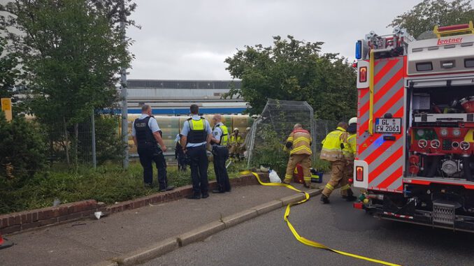 FW-GL: PKW-Fahrer verstirbt nach Verkehrsunfall im Stadtteil Gronau von Bergisch Gladbach