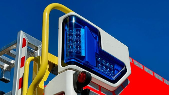 FW-GL: Pferd bricht auf Stalldach ein - Aufwändige Rettung eines Pferdes im Stadtteil Moitzfeld von Bergisch Gladbach