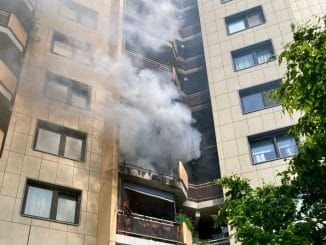 FW-GL: Wohnung nach Balkonbrand im Stadtteil Frankenforst unbewohnbar - Feuerwehr rettet zwei Katzen