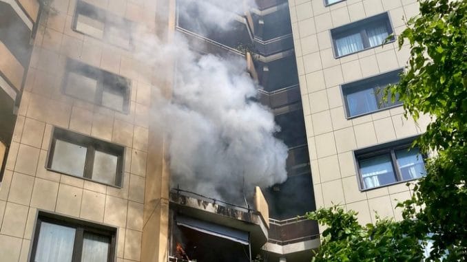 FW-GL: Wohnung nach Balkonbrand im Stadtteil Frankenforst unbewohnbar - Feuerwehr rettet zwei Katzen