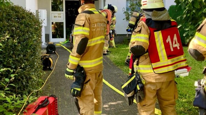 FW-GL: Wohnungsbrand in Mehrfamilienhaus im Stadtteil Paffrath von Bergisch Gladbach