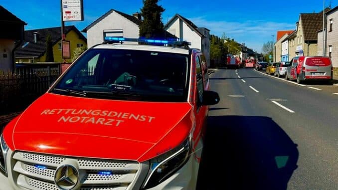 FW-GL: Zwei leichtverletzte Personen nach Wohnungsbrand im Stadtteil Hand von Bergisch Gladbach