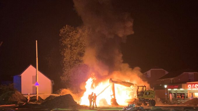 FW-GLA: Brand droht auf Bagger überzuschlagen