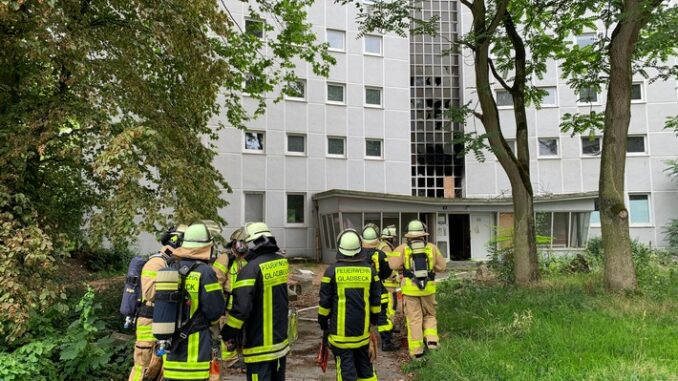 FW-GLA: Brand in leerstehendem Hochhaus - aufwendiger Einsatz für die Feuerwehr