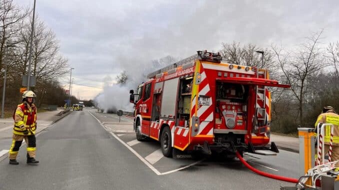 FW-GLA: Brennender LKW sorgt für Stau in Gladbeck